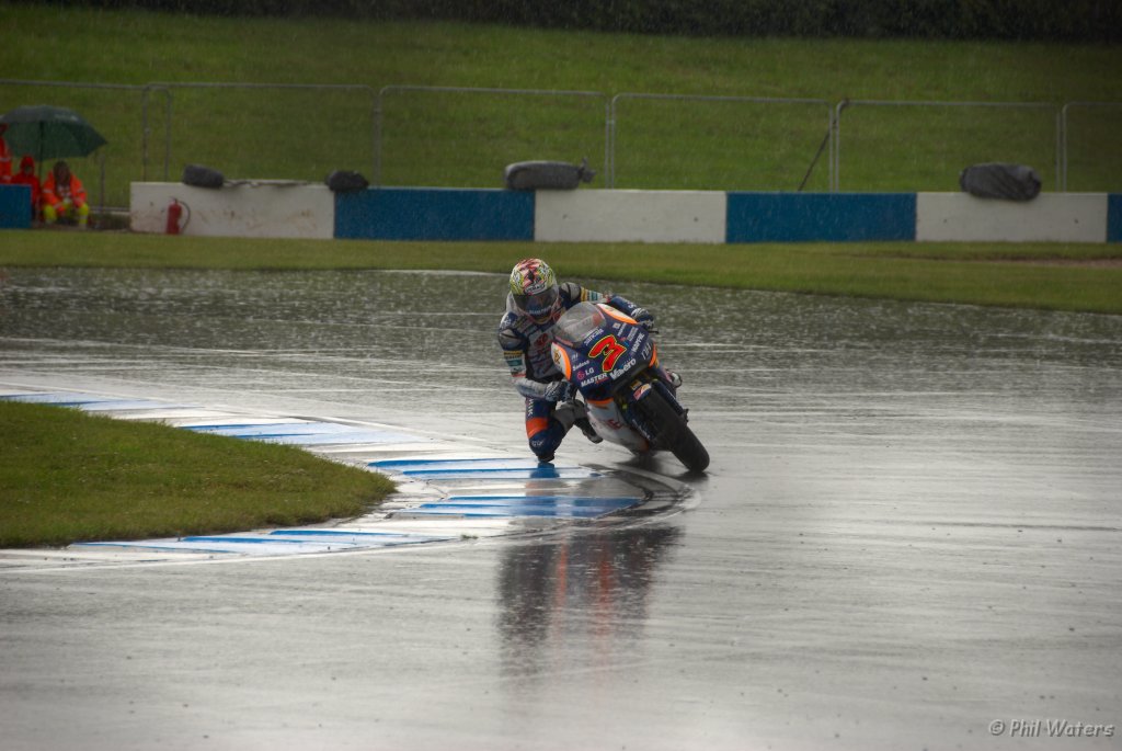 MotoGP_Donnington_24-6-07 029.jpg - 250cc race leader